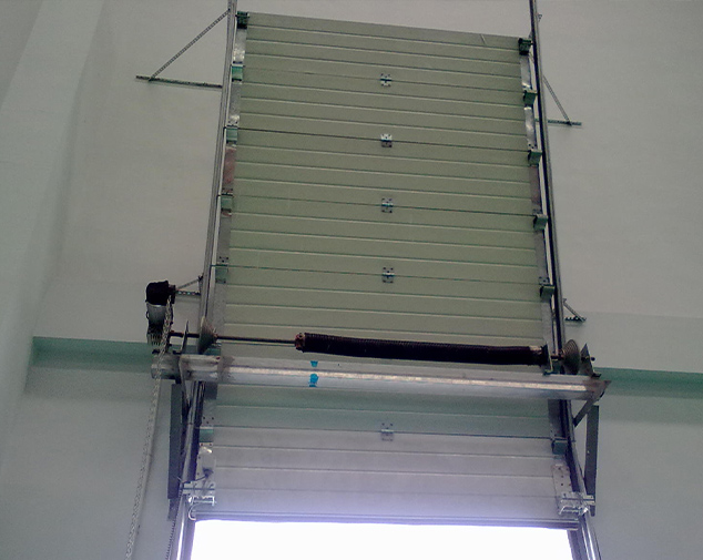 Industrial overhead lifting door