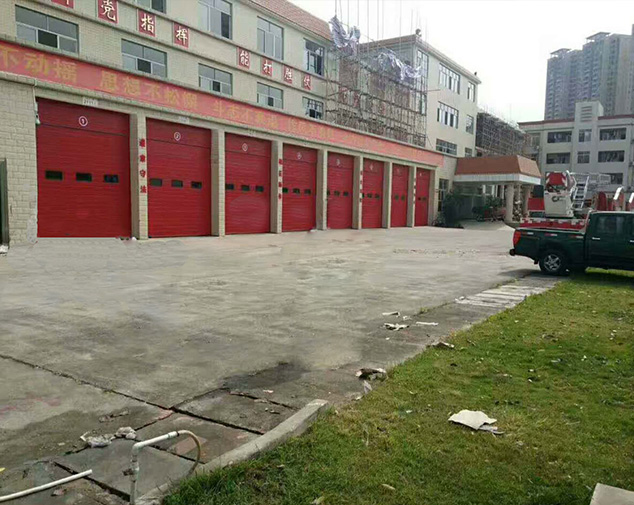 Industrial overhead lifting door