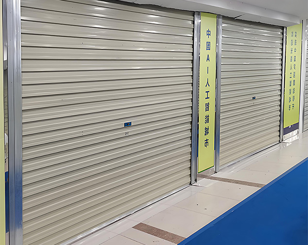 Residential overhead lifting door