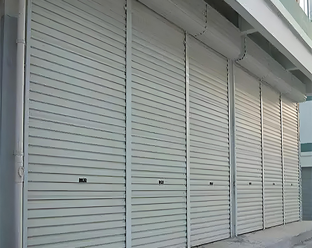 Industrial overhead lifting door