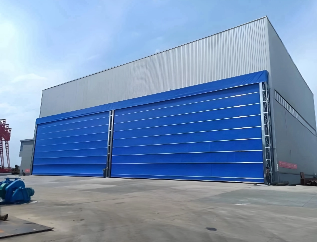 Flexible Zugangstür