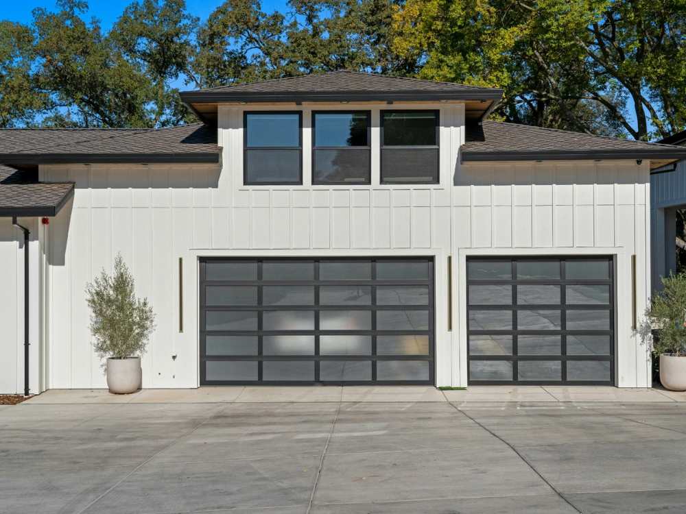 Opzione porta da garage basculante in vetro per progetti di ville di design.