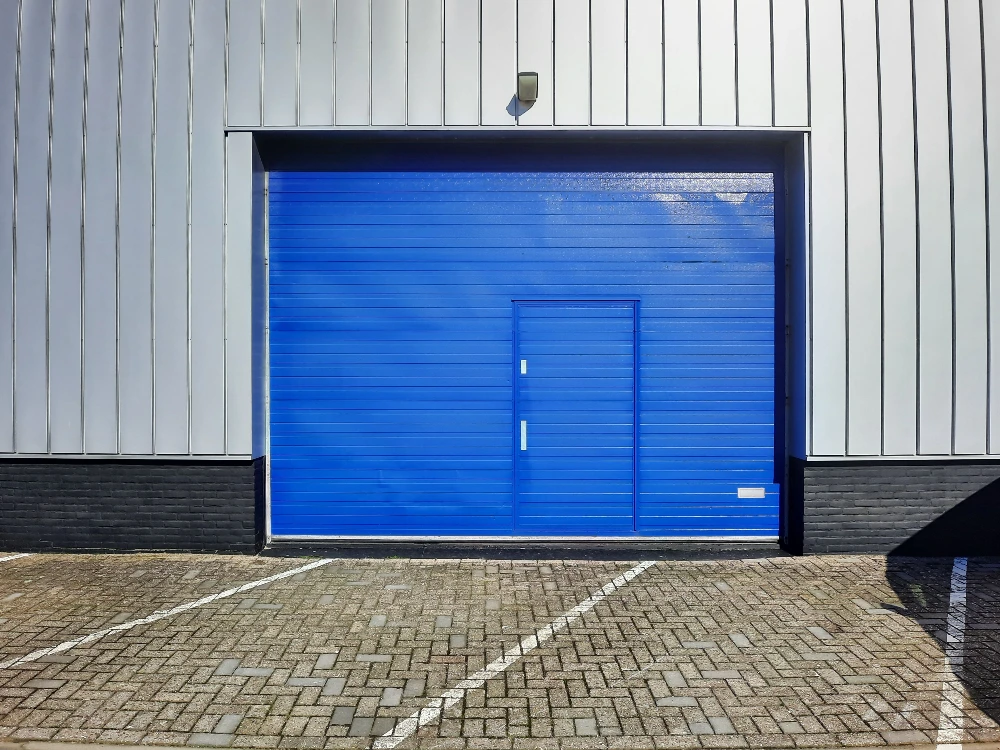 PVC high-speed roller shutter door installed in an industrial doorway (1)